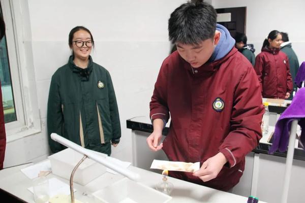 学生自主尝试化学、物理、生物实验3